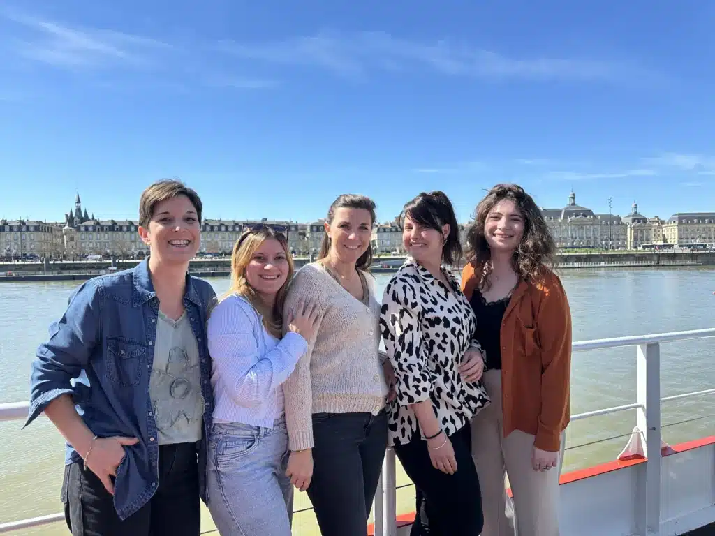 photo de équipe individuel : 5 femmes blanches qui posent pour la photo