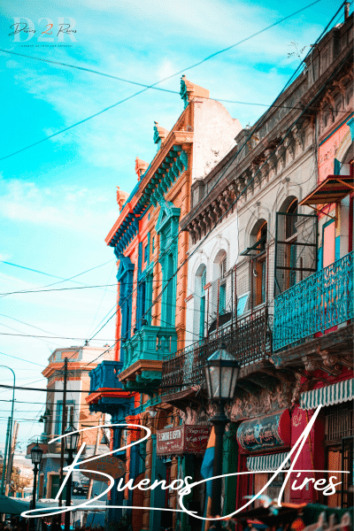 Photo d'un quartier de Buenos Aires, on y voit des batisses colorées