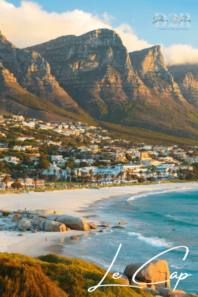 Photo d'une colline donnant sur une plage du Cap en Afrique du Sud