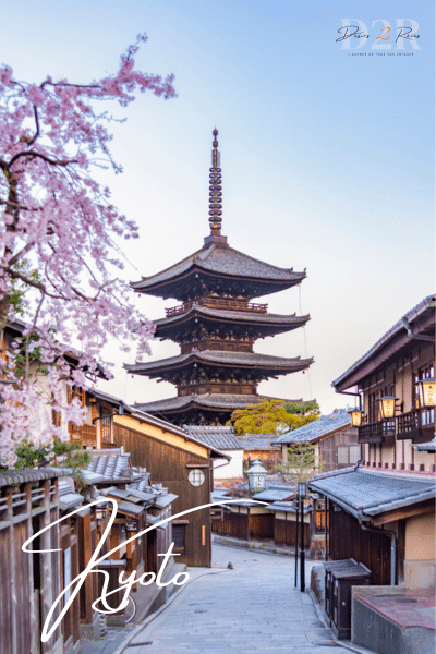 Photo d'un temple à Kyoto avec un arbre fleur de cerisier en fleur