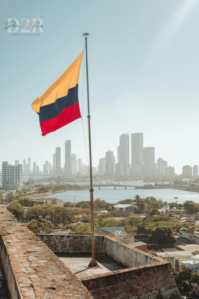 Vue de carthagène avec un drapeau colombien