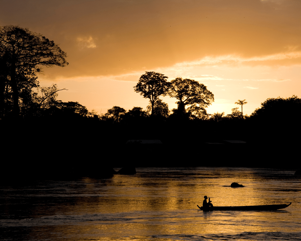 Photo d'une barque sur une plage du Suriname au couché du soleil
