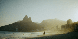 Photo prise depuis la une plage de Rio, vue sur l'océan et la montagne