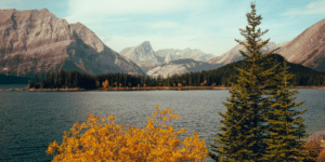 vue d'un lac au Canada en automne