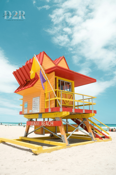 Cabane de sauveteur en mer sur une plage de Miami en Floride