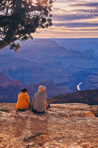 deux personnes admirant le paysage de la Death Valley aux Etats-Unis