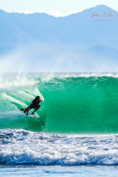 surfeur en train de prendre une vague