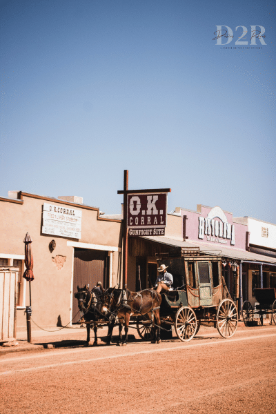 Representation d'un illage typique du Texas, on y avoir un cow-boy avec une carriole, un cheval, et des magasins typiques