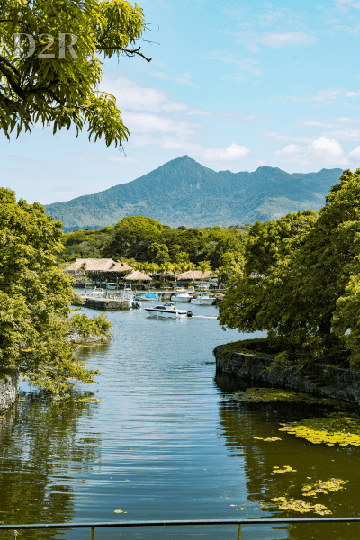 photo d'un lac avec un des volcans