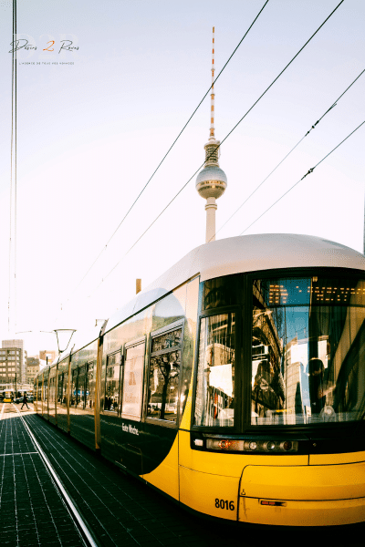 photo prise à Berlin, on peut y voir le tram avec Fernsehturm de Berlin (Tour de la TV)