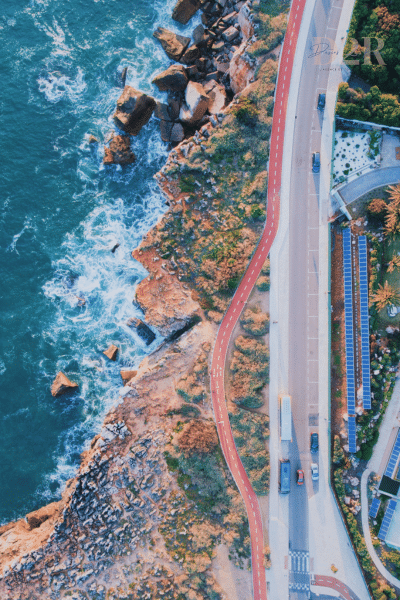 Vue du ciel d'une route dans la region de l'Agavre au Portugal