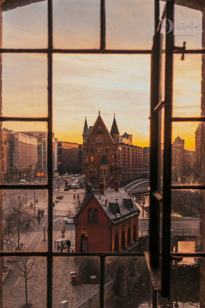 Photo d'un bâtiment à Hamburg au couché du soleil