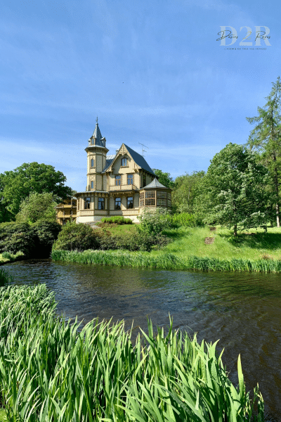 Joli petit manoir suédois au bord d'un lac en été