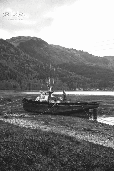 bateau posé sur une rive dans le village de Kyle of Lochalsh