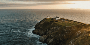 photo vue du ciel d'une falaise en Irlande au coucher du soleil