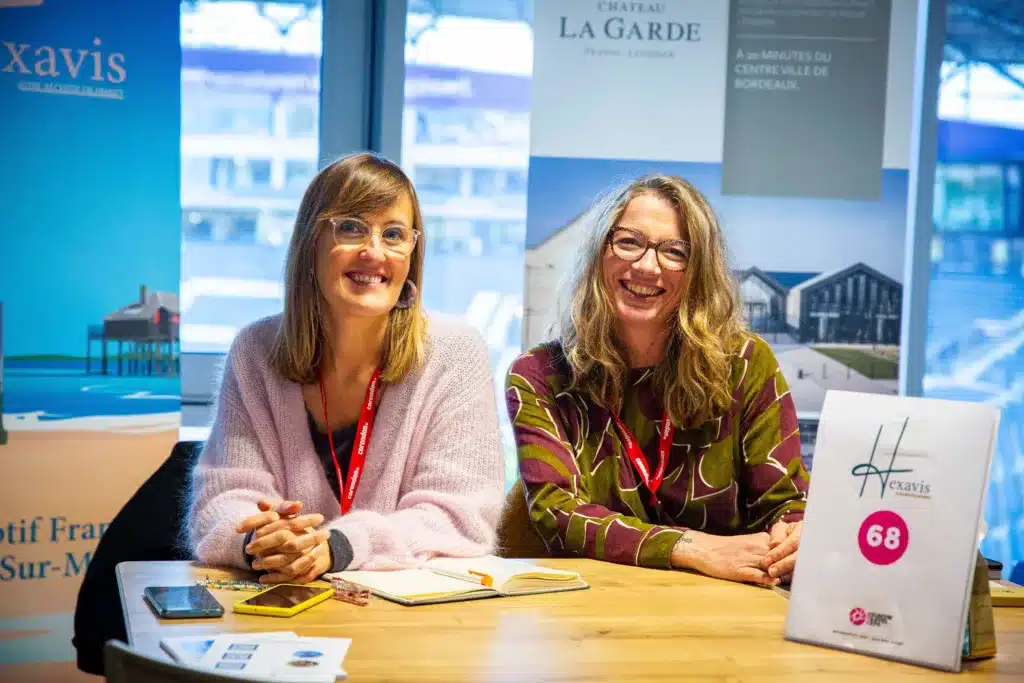 Deux femmes blanches lors d'un salon professionnels